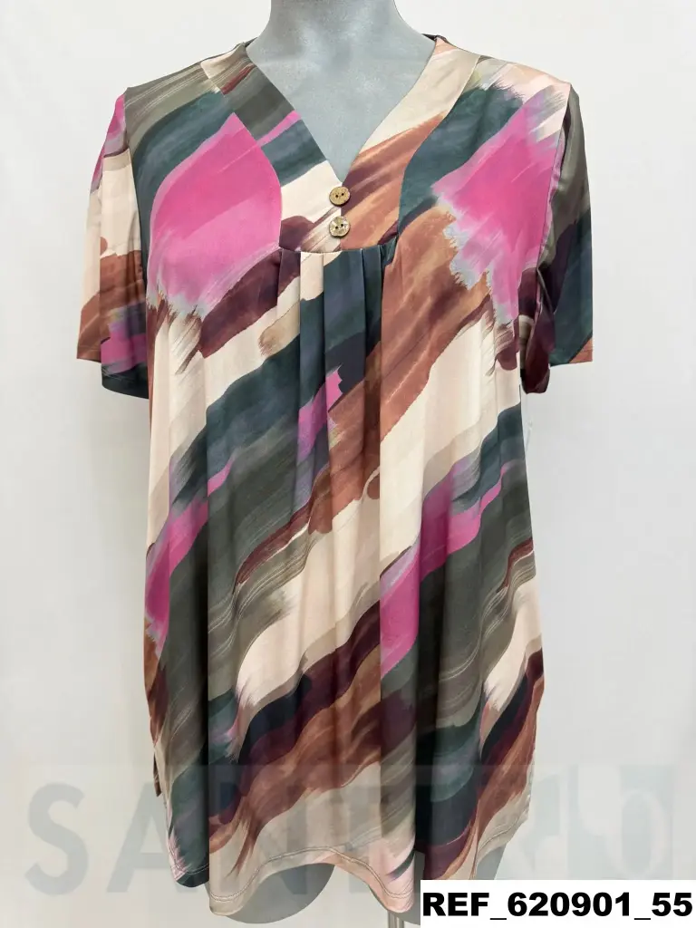 camiseta pliegues dos botones estampada