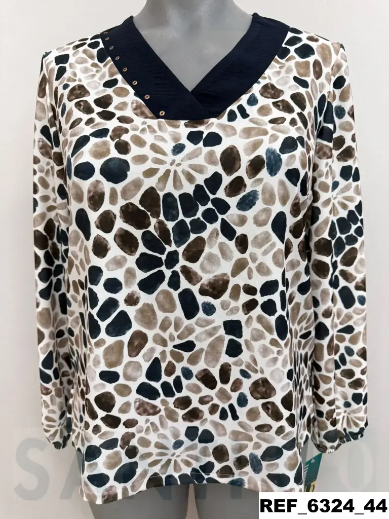 blusa escote liso tachas