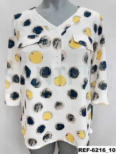 [621600] blusa tachas escote y tapetas